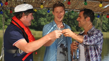 Henner (Stephan Szász, links), Simon (Gabriel Merz, rechts) und Finke (Golo Euler) haben nicht nur Spaß miteinander, sie werden auf dem Hausboot auch zu echten Freunden. | Bild: SWR/Flare Film/Hardy Spitz