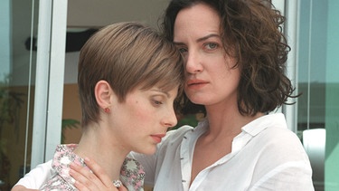 Julia (Natalia Wörner, rechts) versucht, ihrer psychisch labilen Schwester Isabell (Julia Jäger) Halt zu geben. | Bild: ARD Degeto/Andrea Enderlein