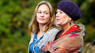 Merrit Cremer (Sonsee Neu, links) und ihre Mutter Iris (Jutta Speidel) sprechen sich aus. | Bild: ARD Degeto/Guido Engels