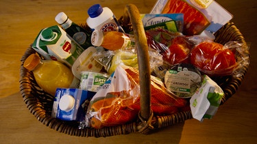 Einkaufskorb mit diversen Lebensmitteln | Bild: BR
