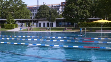 Schwimmbecken des Nürnberger Freibads. | Bild: BR