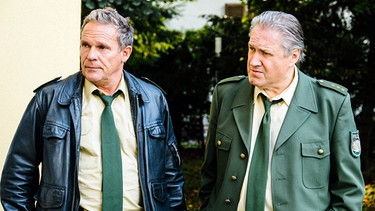 Hubert (Christian Tramitz, links) und Girwidz (Michael Brandner) sammeln die ersten Eindrücke vom Tatort. | Bild: ARD/BR/TMG/Emanuel A. Klempa