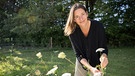 Christine Huber auf dem Kreuthof in Puchheim pflückt Schafgarbenblüten für die Schafgarbenbutter im Gruß aus der Küche. | Bild: WDR/Melanie Grande