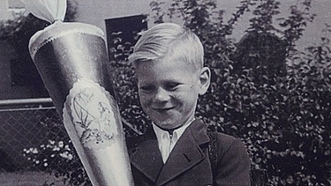 Rudi Rösler an seinem ersten Schultag mit Schultüte | Bild: BR