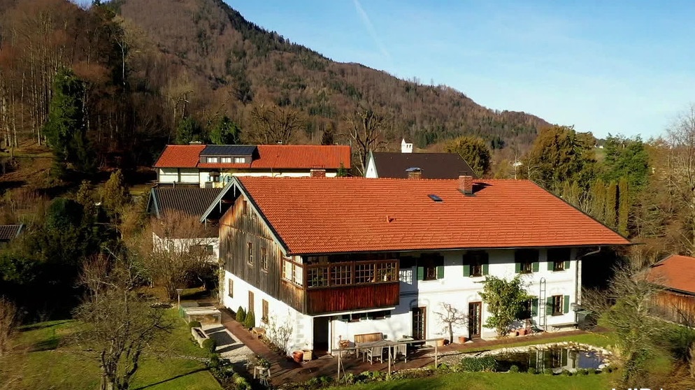 Luftaufnahme eines Bauernhauses in Aschau  | Bild: BR