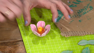 eine fertige, rosa Blüte für einen Blütenring aus einem Eierkarton ausgeschnitten und bemalt | Bild: Wir in Bayern