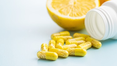 Symbilbild: Vitamin-C-Kapsel und Zitrone | Bild: picture-alliance/dpa/Zoonar | JIRI HERA
