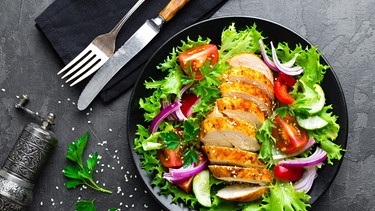 Teller mit Hähnchenbrust und Salat | Bild: Colourbox