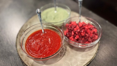 Rote-Bete-Meerrettich-Sauce, Limetten-Dip und ein Chili-Tomaten-Dip | Bild: BR/Jutta Löbert