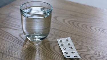Tabletten und Glas Wasser | Bild: BR/Lisa Hinder