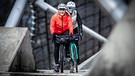 Katharina Kestler radelt im Winter durch den Münchner Olympiapark | Bild: BR/Jens Scheibe