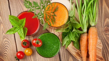 Lebensmittel, die die Haut vor Sonne schützen können (Karotten, Spinat, Tomaten), zum Teil als Saft | Bild: Colourbox