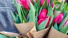 Pinkfarbene Tulpen in Zeitungspapier gewickelt | Bild: BR/Brigitte Goss