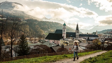 Wanderweg mit Blick auf Berchtesgaden | Bild: BR / Nina Schlesener