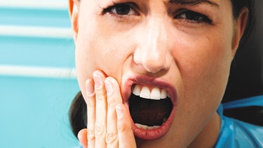 Frau mit Zahnschmerzen | Bild: BR / MEV / Thomas Karl