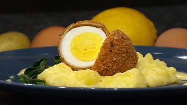 Gebackene Eier mit Bärlauch-Giersch-Gemüse, Miso-Mayonnaise und Kartoffelpüree | Bild: BR