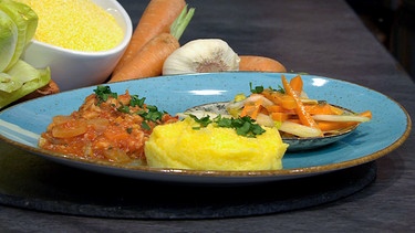 Polenta mit Fischragout und Chicorée-Karotten-Salat | Bild: BR