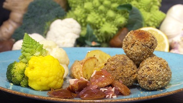 Linsenbällchen mit Zwetschgen-Chutney, Kohlblütengemüse und Kartoffelecken | Bild: BR