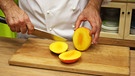 Mango aufschneiden | Bild: BR
