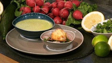 Gurken-Kren-Süppchen mit Radieserl-Brunnenkresse-Salat serviert | Bild: BR