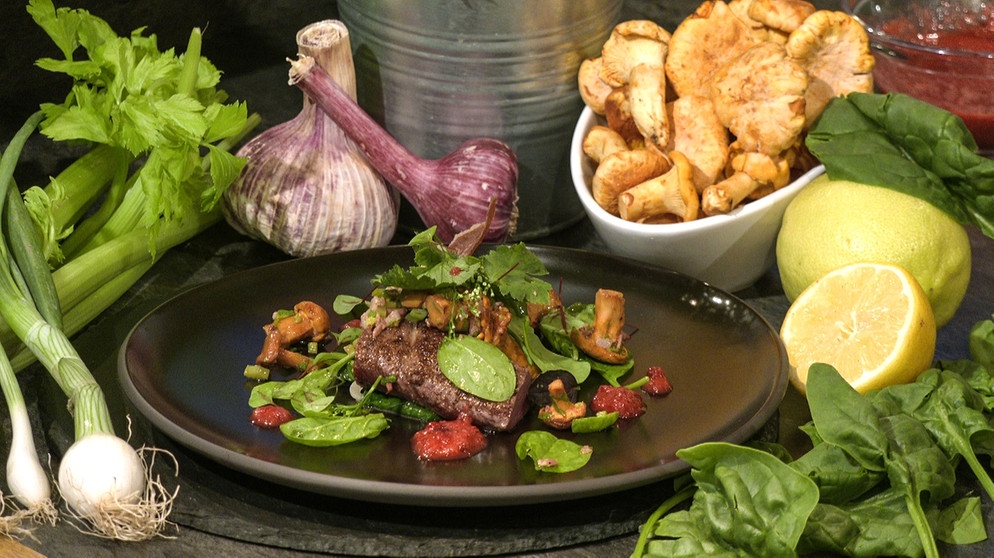 Rehrücken mit Pfifferlingssalat und Spinat | Bild: BR