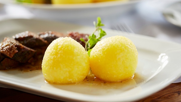 Zwei Kartoffelknödel als Beilage zu gebratener Gans | Bild: mauritius images / foodcollection