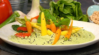 Gebratener Romanasalat mit Kräuter-Hummus und Mixed Pickles | Bild: BR