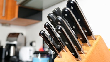Ein Messerblock mit Messern | Bild: mauritius images / Stephen Barnes/Food and Drink / Alamy / Alamy Stock Photos