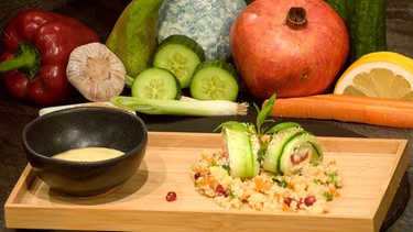 Gurken-Sushi auf Couscous-Salat mit Koriander-Curry-Soße | Bild: BR