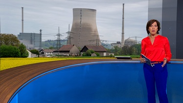 BR24-Moderatorin Ursula Heller neben einem Bild von einem Atomkraftwerk | Bild: Bayerischer Rundfunk 2024