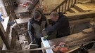 Die Zimmerer ersetzen morsches Fichtenholz, das 600 Jahre gehalten hat. | Bild: Bayerischer Rundfunk 2023