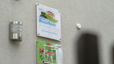Logo vom "Bezzelhaus" in Gunzenhausen | Bild: BR Fernsehen