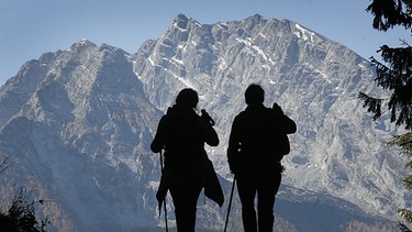 zwei Wanderer vor Bergpanorama | Bild: picture-alliance/dpa