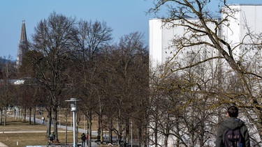 Der Campus der Universität Regensburg mit den Türmen des Doms im Hintergrund. | Bild: picture alliance/dpa | Armin Weigel