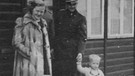 Karl und Ilse Koch mit ihrem Sohn Artwin und einem Hund sowie einer namentlich nicht bekannten Person (hinter Ilse Koch) vor einer Aufenthaltsbaracke für Blockführer im KZ Buchenwald, Oktober 1939 | Bild: picture-alliance/dpa