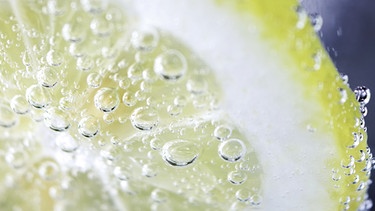 Zusätze peppen das Leitungswasser geschmacklich und optisch auf. | Bild: colourbox.com