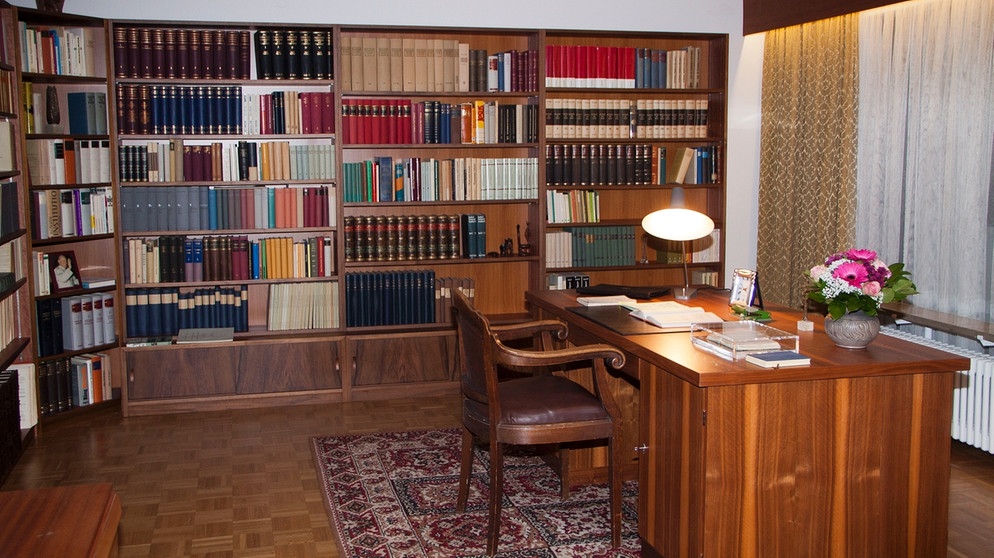 Arbeitszimmer mit dem berühmten Schreibtisch von Papst Benedikt XVI. | Bild: Institut Papst Benedikt XVI./Wolfgang Steck
