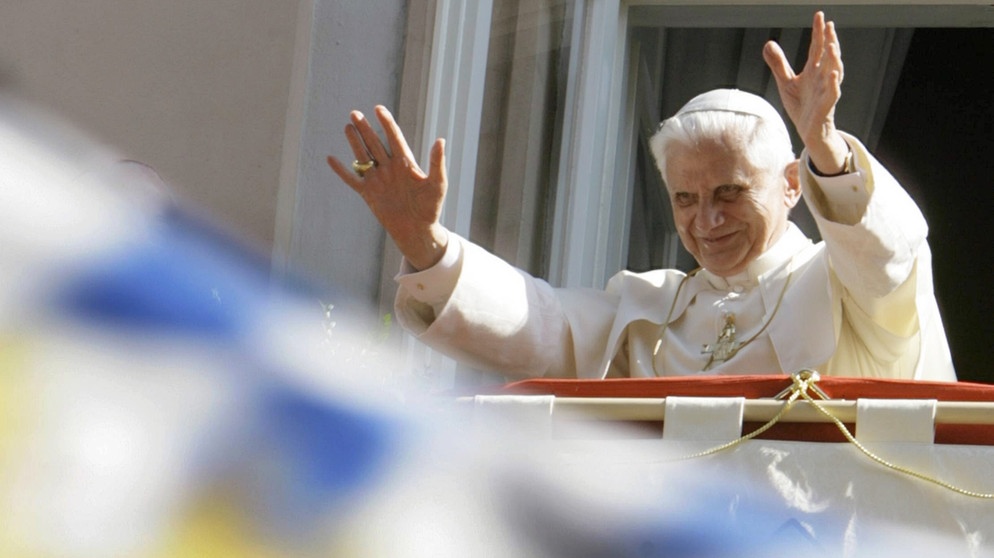 Der Papst winkt von einem Balkon, vor ihm die bayerische Fahne | Bild: picture-alliance/dpa