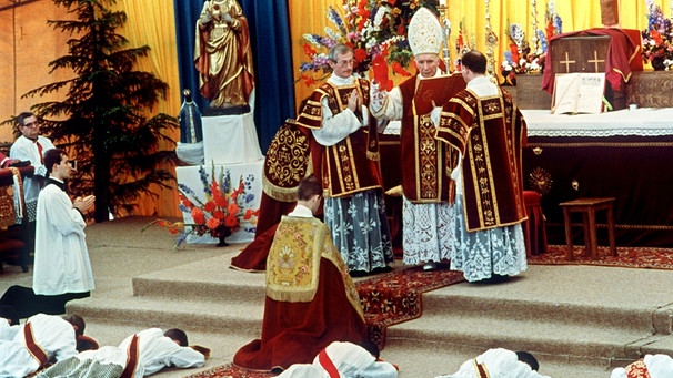 Erzbischof Marcel Lefebvre weiht im Juni 1988 neue Priester | Bild: picture-alliance/dpa