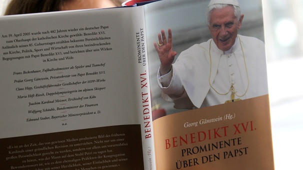 Benedikt XVI. - Buch "Prominente über den Papst" | Bild: picture-alliance/dpa