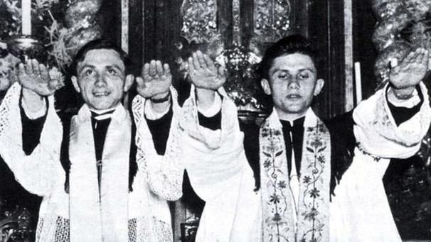 Joseph Ratzinger (rechts) und sein Bruder Georg bei der Priesterweihe | Bild: picture-alliance/dpa