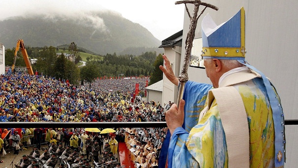 Der Papst segnet die Gläubigen während einer Messe an der Kirche von Mariazell | Bild: picture-alliance/dpa