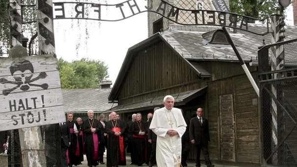 Papst Benedikt XVI. geht durch den Eingang der KZ-Gedenkstätte Auschwitz-Birkenau | Bild: picture-alliance/dpa