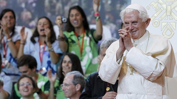 Der Papst grüßt die rund 40.000 freiwilligen Helfer | Bild: picture-alliance/dpa