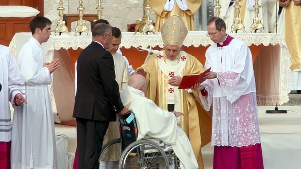 Der Papst segnet einen behinderten Pilger | Bild: picture-alliance/dpa
