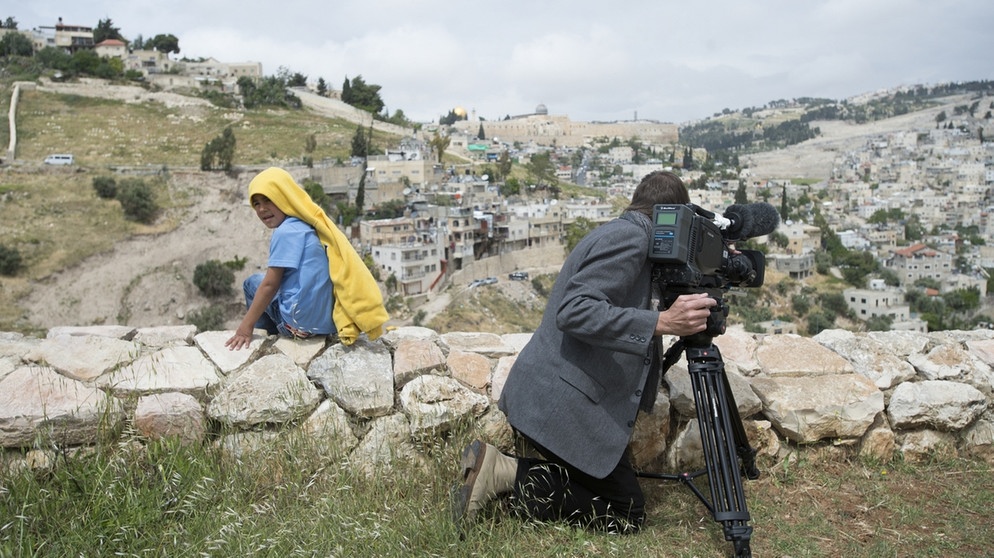 Bethlehem Checkpoint, Martin Baer filmt die Har Homa, mit Blick auf Jerusalem und die Al Aksa Moschee. | Bild: BR/Maurice Weiss/zero one film