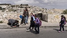 Bethlehem Checkpoint, Martin Baer filmt die Har Homa, mit Blick auf Jerusalem, Schulschluss der arabischen Mädchenschule. | Bild: BR/Maurice Weiss/zero one film