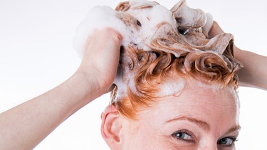Das Haar schön wie diese Frau, die sich gerade ihr Haar wäscht: Shampoo aus Rosskastanien | Bild: picture-alliance/dpa