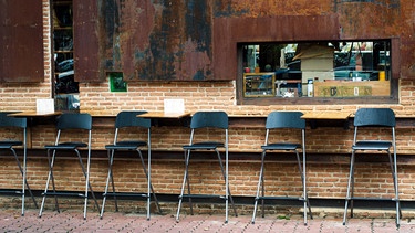 Café Stühle gegen Wand | Bild: colourbox.com