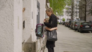 Therapeutin Anja Frers mit ihrer Tochter  | Bild: BR/ Judith Rubatscher 